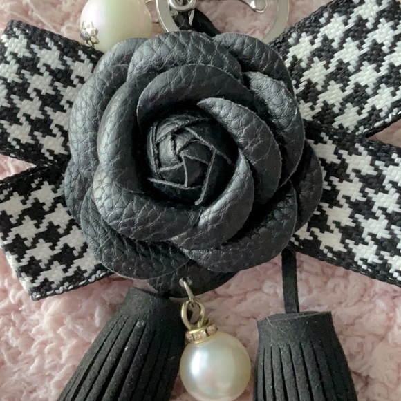 BLACK LEATHER CAMILLA FLOWER W/GINGHAM BOW,TASSELS & PEARLS KEYCHAIN PUR…p - Picture 2 of 4